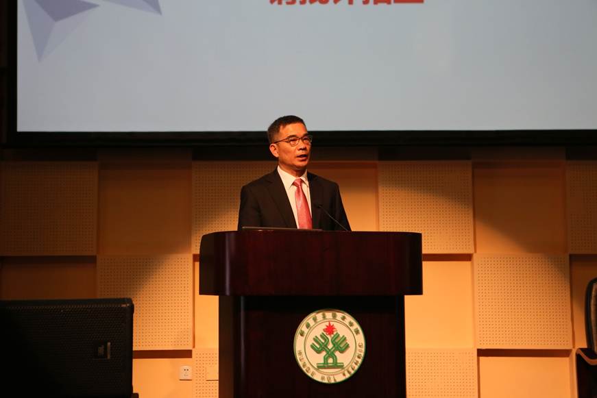 说明: D:\2019年新闻\4月18日 太阳官网举行首届科技工作大会\选\其他\谭谦章副书记主持.JPG