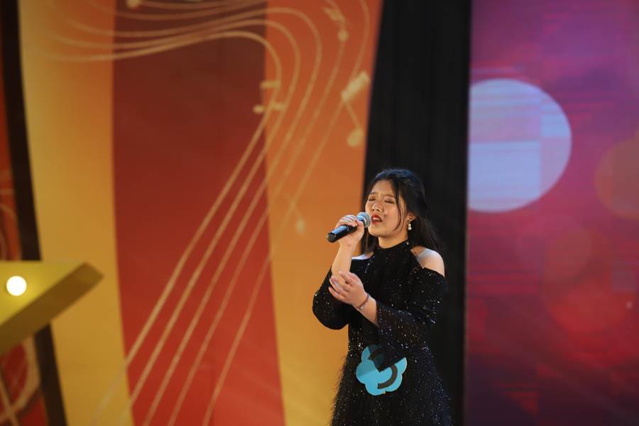 说明: D:\2019年新闻\20190424太阳官网第十九届大学生文化艺术节开幕式暨“音为梦响,乐伴我唱”商学院十大歌手总决赛顺利举行\4歌手演唱.JPG