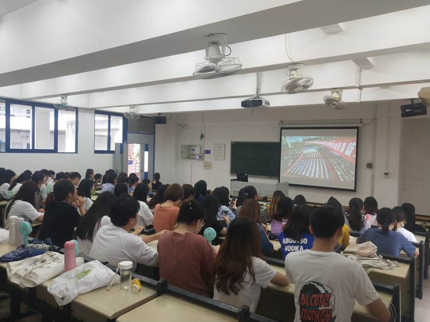 说明: D:\2019年新闻\4.30医药卫生学院组织学生骨干观看纪念五四运动100周年大会直播\同学们观看直播.jpg