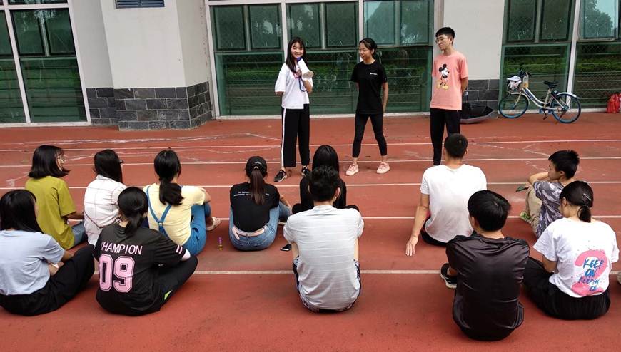 说明: D:\2019年新闻\5月11日 商学院未来企业家协会举办“与你一起，携手同行”团队素质拓展活动\01 活动热身.jpg