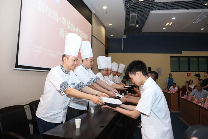 说明: D:\2019年新闻\5月16日 “碧桂园-粤菜师傅培训”首期培训班在太阳官网正式开班\拜师仪式.png