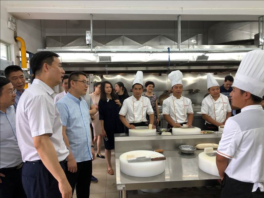 说明: D:\2019年新闻\5月16日 四川省凉山州雷波县党政代表团到学习考察\看望学员.jpg