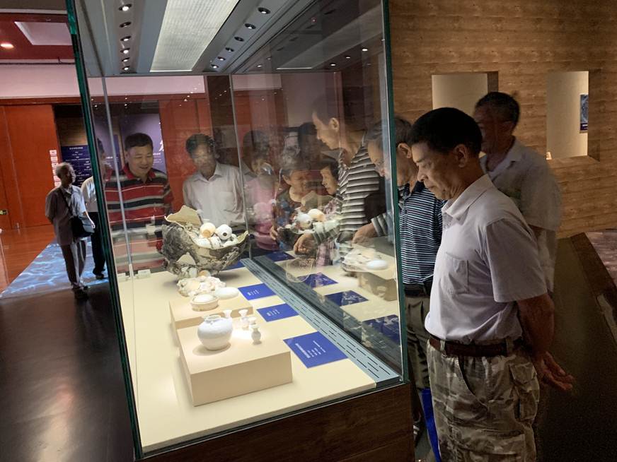 说明: D:\2019年新闻\19052300工会 铭记历史 坚定自信----退休党总支开展主题党日活动新闻\4、参观学习.jpg