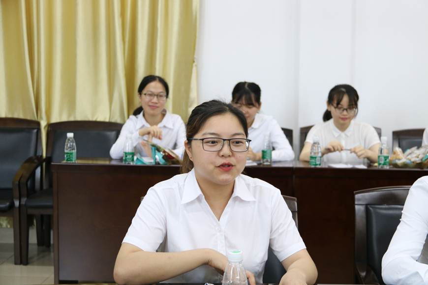 说明: D:\2019年新闻\5.30医药卫生学院组织召开2019届优秀毕业生座谈会\学生发言.JPG