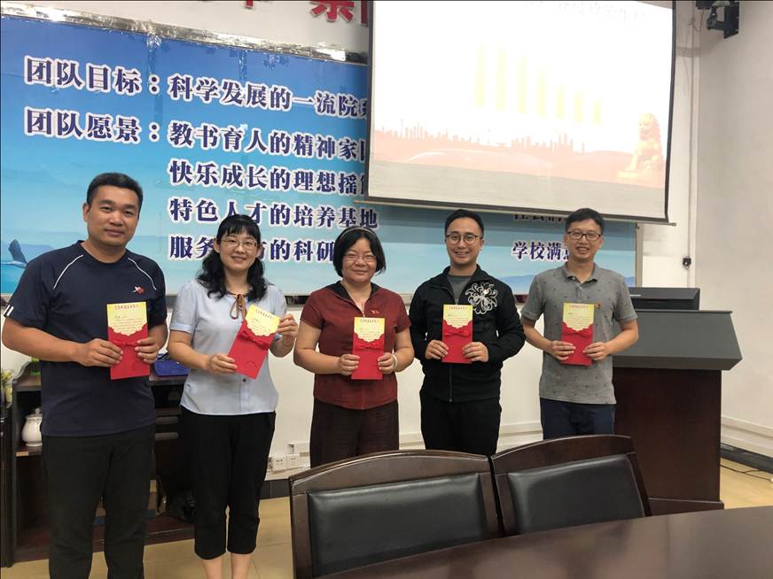 说明: D:\2019年新闻\20190603 新闻稿（商学院各党支部开展党员政治生日会）\党政办支部2.jpg