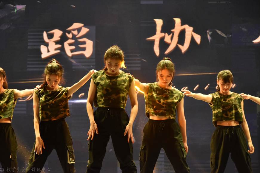 说明: D:\2019年新闻\6月11日第七届舞林大会决赛圆满落幕新闻稿\比赛现场.jpg