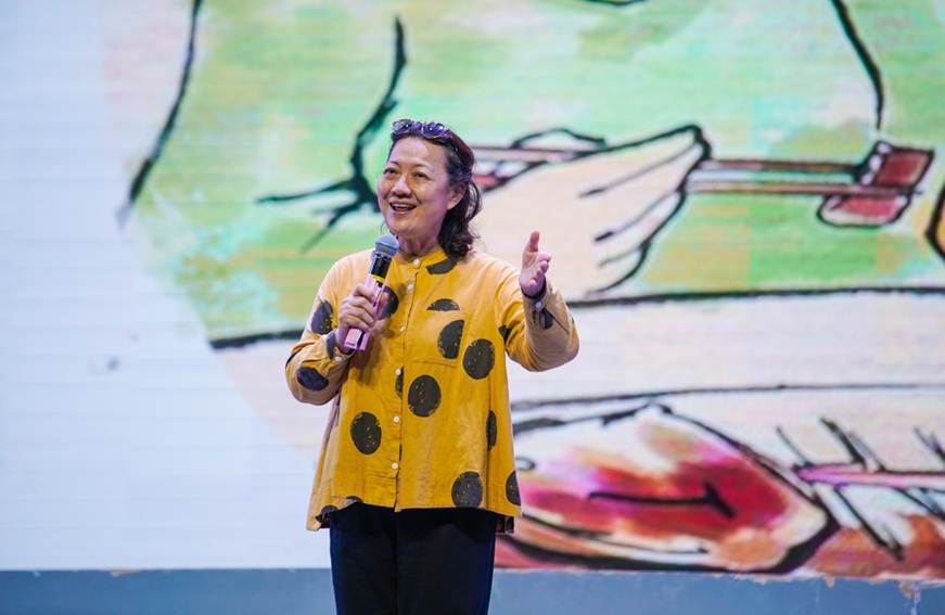 说明: D:\2019年新闻\2019人文学院文化艺术节新闻稿+图片\3.专家点评及示范诵读.jpg