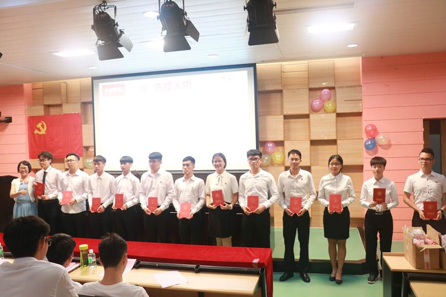 说明: D:\2019年新闻\承机电之梦，创能源华章——能源与汽车工程学院学生党务管理中心换届大会\颁奖.JPG