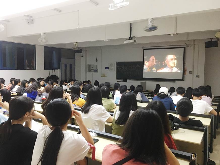 说明: D:\2019年新闻\6月24日 商学院学生党支部举行“不忘初心,牢记使命”主题党日活动\观看《建党伟业》电影.jpg