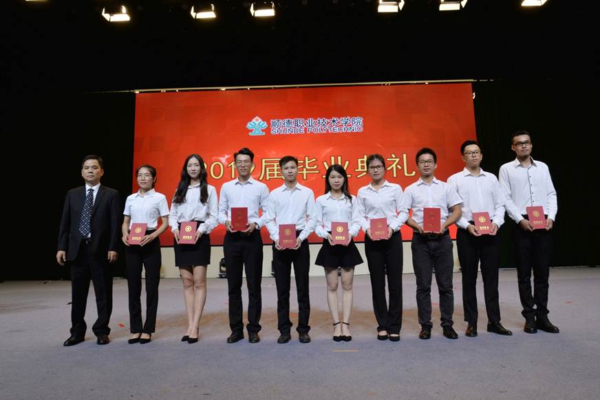 说明: F:\Users\Administrator\Desktop\2019毕业典礼\毕业典礼精选\DSC_8387（刘毓副书记为优秀毕业生颁奖）.JPG