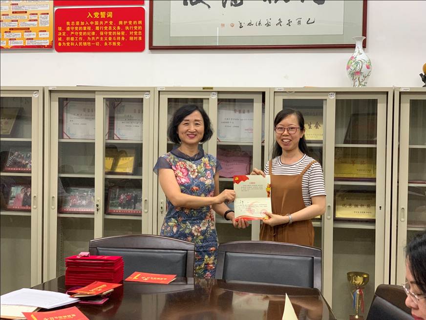 说明: D:\2019年新闻\2019.7.10+唤醒入党初心，激励担当作为——外语外贸学院召开党支部书记述职会议暨党员政治生日会\赠送政治生日贺卡.jpg