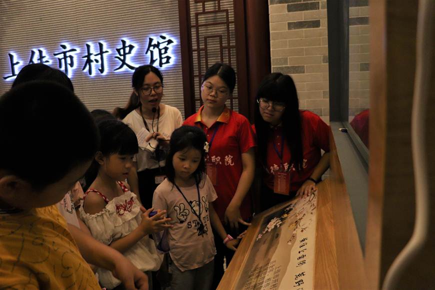 说明: F:\Users\Administrator\Desktop\7月24日 商学院“青春建功”大学生暑期“三下乡”社会实践活动圆满结束\参观村史馆.jpg