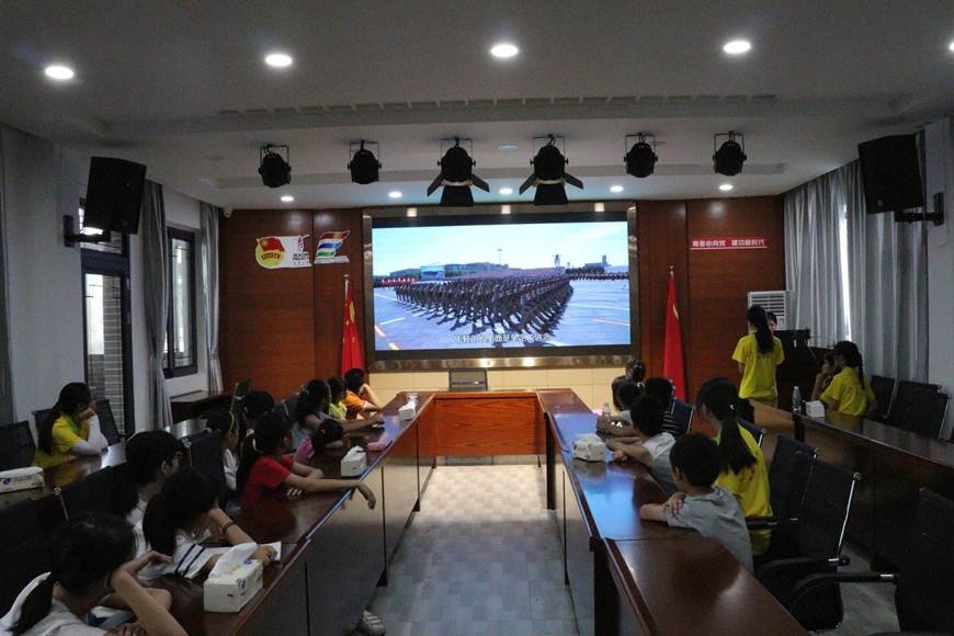 说明: F:\Users\Administrator\Desktop\7月24日 商学院“青春建功”大学生暑期“三下乡”社会实践活动圆满结束\支教（观看爱国主义教育视频）.jpg