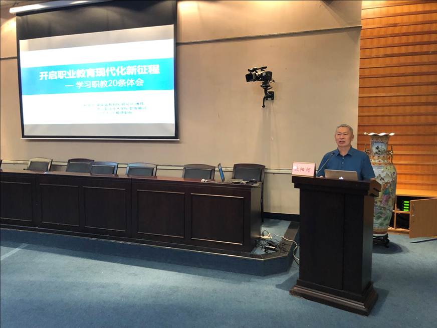 说明: D:\2019年新闻\太阳官网成功举办2019年新教师暨专业学院任课教师培训班\04欧阳河教授.JPG