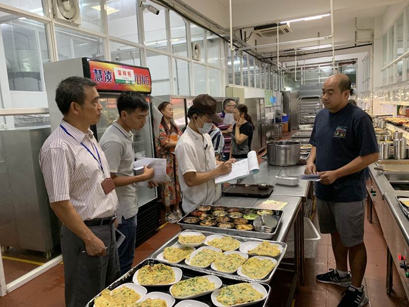 说明: D:\2019年新闻\190902 全面细致检查 确保食品安全----学校膳食委员会开展秋季食品安全检查新闻\新闻照\1、现场检查.jpg