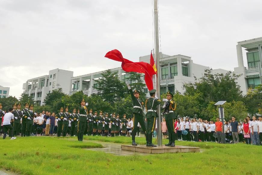 说明: D:\2019年新闻\2019年9月2日“我为祖国升旗”\升旗仪式现场2.jpg