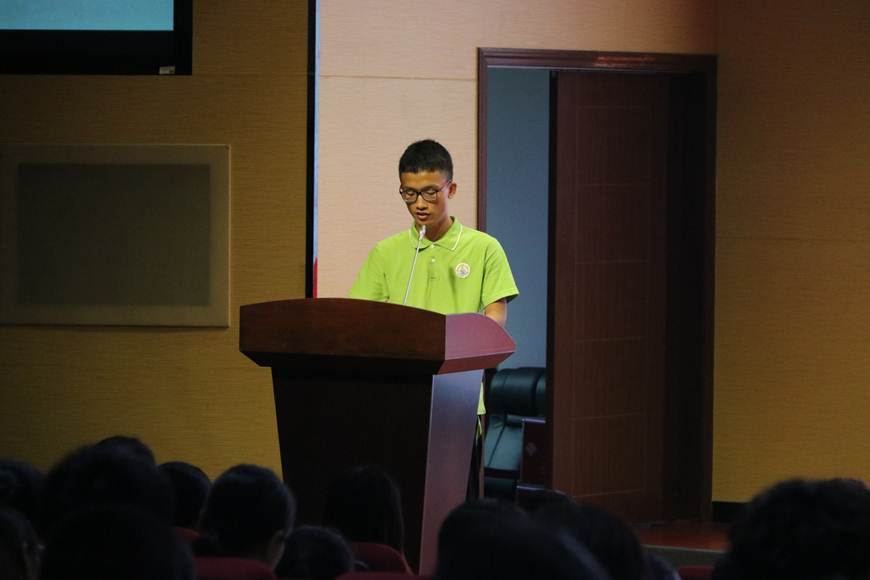 说明: D:\2019年新闻\医药卫生学院顺利举办2019级新生专业教育暨开学典礼\新生代表讲话.JPG