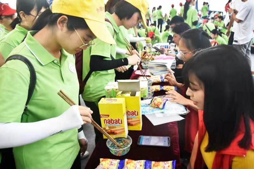 说明: D:\2019年新闻\2019年9月13日易班中秋游园\游园现场1.jpg