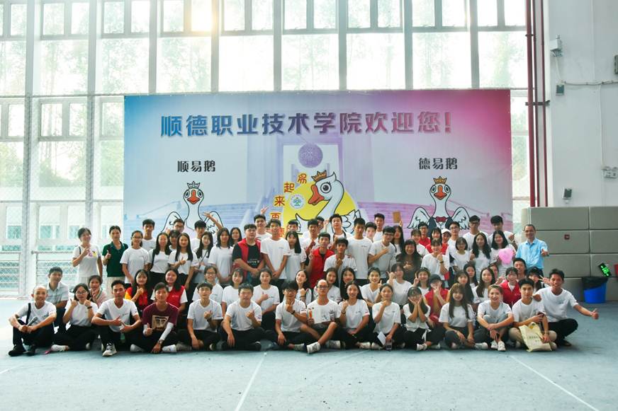 说明: D:\2019年新闻\2019年9月13日易班中秋游园\游园合照.jpg