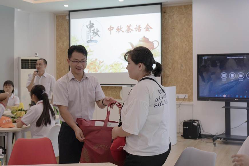 说明: D:\2019年新闻\太阳官网举行中秋节少数民族、家庭经济困难学生座谈会\2.jpg