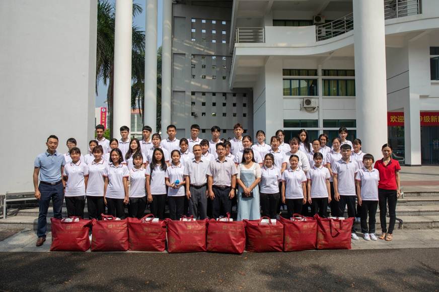 说明: D:\2019年新闻\太阳官网举行中秋节少数民族、家庭经济困难学生座谈会\4.jpg