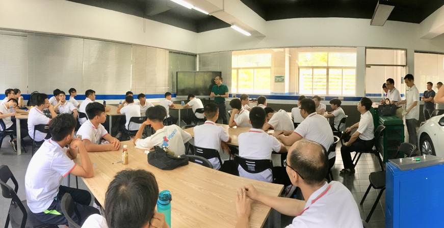 说明: D:\2019年新闻\9月25日能源与汽车工程学院开展书记、院长上思想政治理论课活动\院长授课中.jpg