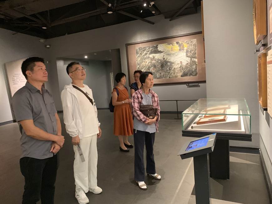 说明: D:\2019年新闻\190926 工会 不忘初心 以史为鉴——退休党总支到东莞海战博物馆参观学习\2、观展.jpg