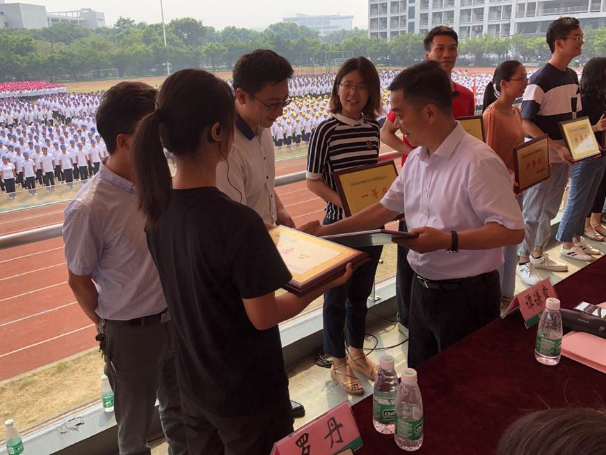 说明: D:\2019年新闻\9月27日 军训总结大会暨新生第一课\选\6a8dd1ea7223a47a058a0973b1fabbf.jpg