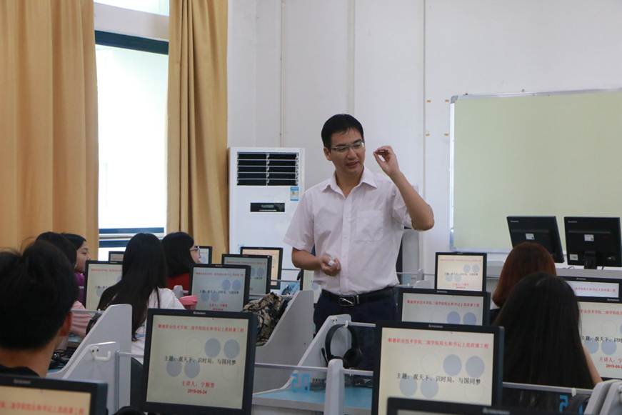 说明: D:\2019年新闻\2019.9.23.24+外语外贸学院党总支书记、院长讲授2019年秋季学期思想政治理论第一课\外语外贸学院院长宁顺青上思政第一课.JPG