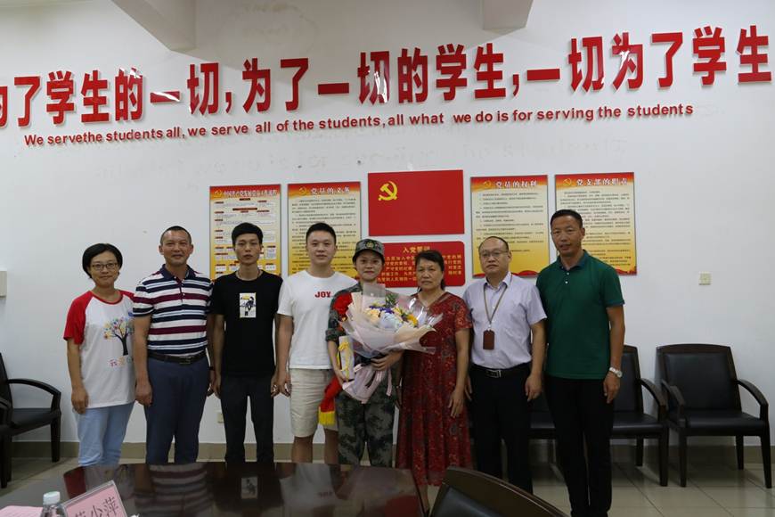 说明: D:\2019年新闻\医药卫生学院举行黄秀荣同学应征入伍欢送会\微信图片_20190929100005.jpg