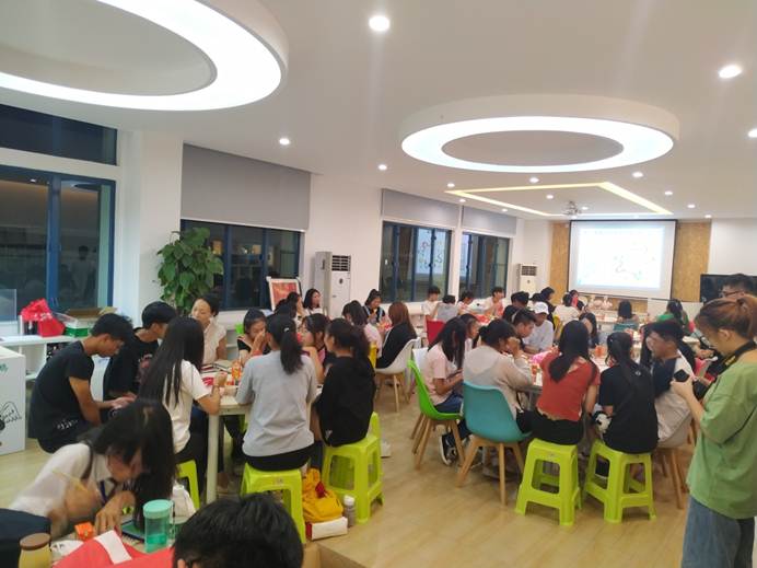 说明: D:\2019年新闻\9月30日-10月6日 酒管学院师生共庆祖国“七十华诞”—开展不忘初心、牢记使命系列活动\9月30日-10月6日 酒管学院师生共庆祖国“七十华诞”\观看国庆盛典.jpg