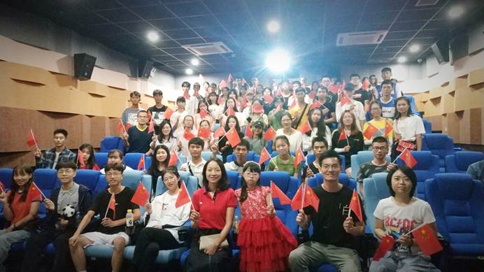 说明: D:\2019年新闻\9月30日-10月6日 酒管学院师生共庆祖国“七十华诞”—开展不忘初心、牢记使命系列活动\9月30日-10月6日 酒管学院师生共庆祖国“七十华诞”\观看电影《我和我的祖国》.jpg