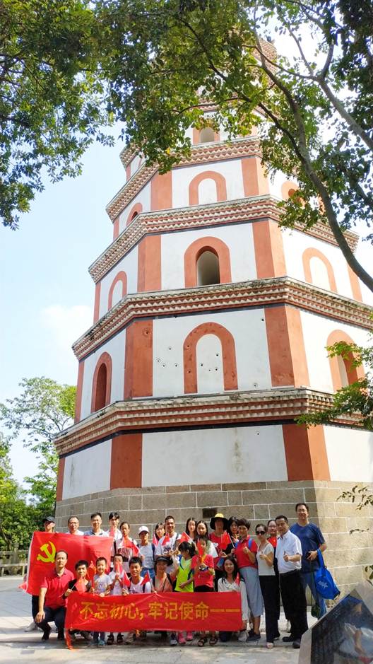 说明: D:\2019年新闻\9月30日-10月6日 酒管学院师生共庆祖国“七十华诞”—开展不忘初心、牢记使命系列活动\9月30日-10月6日 酒管学院师生共庆祖国“七十华诞”\同登太平塔.jpg