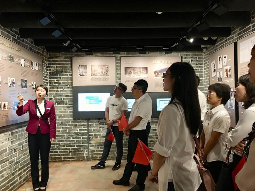 说明: D:\2019年新闻\顺大公司直属党支部党日活动新闻稿\参观中.jpg