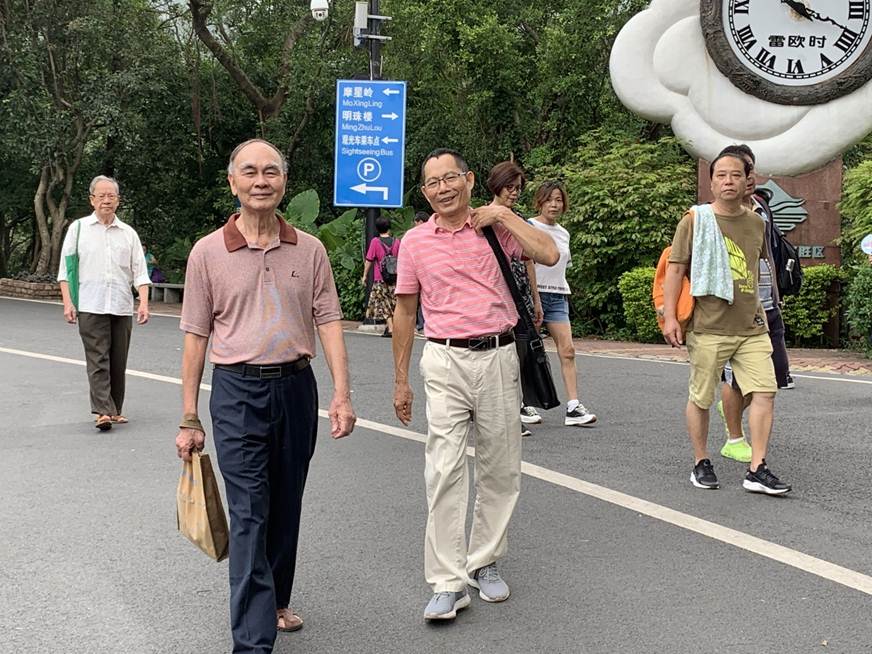 说明: D:\2019年新闻\191010 工会 工会组织退休教师开展重阳节登高活动\2、登高.jpg