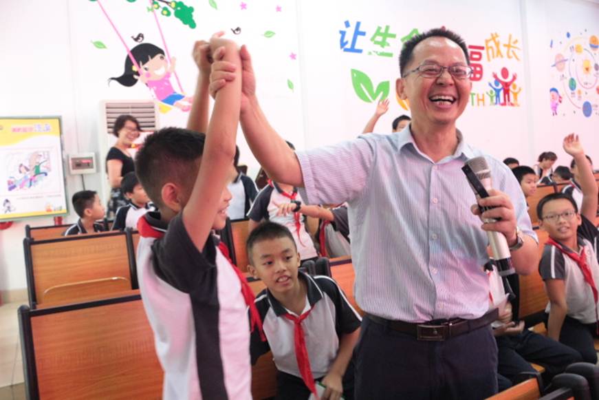 说明: D:\2019年新闻\10.11党群活动进社区 浓浓关爱暖人心——能源与汽车工程学院主题党群活动\徐言生教授进小学作绿色环保公益讲座.JPG