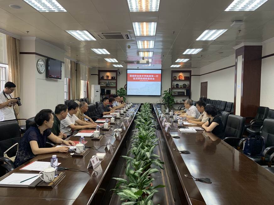 说明: D:\2019年新闻\191015 工会 太阳官网关工委成员赴深圳职业技术学院学习交流\1、交流.jpg