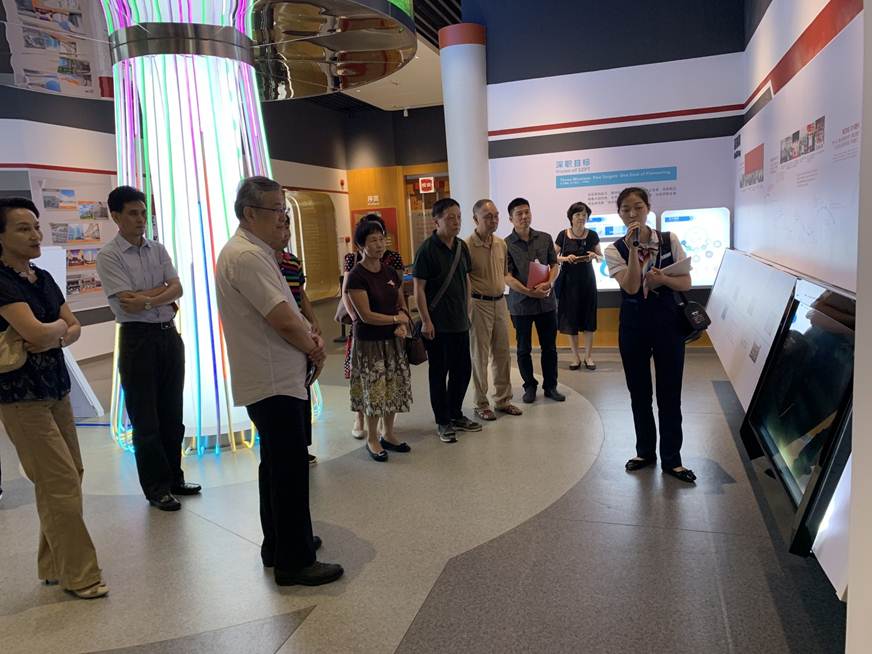 说明: D:\2019年新闻\191015 工会 太阳官网关工委成员赴深圳职业技术学院学习交流\3、参观展览.jpg