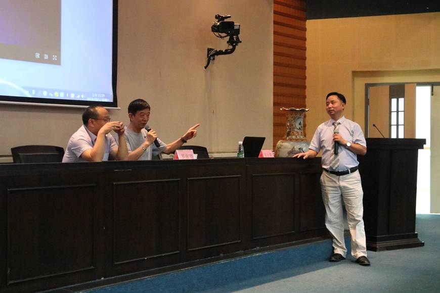 说明: D:\2019年新闻\2019.10.12简报\理论教学现场解答环节 于院长(左)、罗教授(中)、王主任(右).JPG