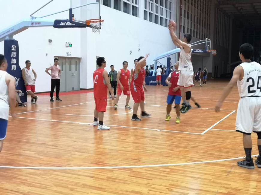 说明: D:\2019年新闻\191018 工会 太阳官网工会成功举办“顺德职院与顺德图书馆篮球友谊赛”\6、比赛现场.jpg