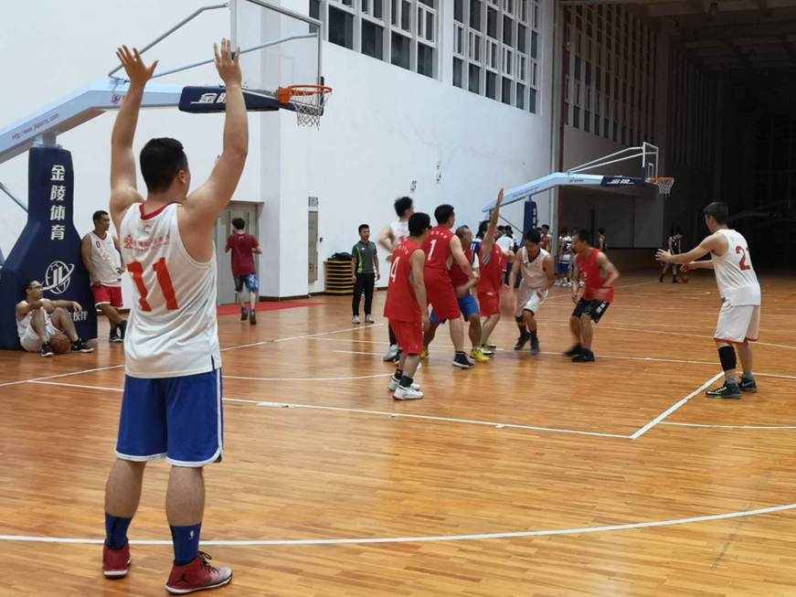 说明: D:\2019年新闻\191018 工会 太阳官网工会成功举办“顺德职院与顺德图书馆篮球友谊赛”\4、比赛现场.jpg