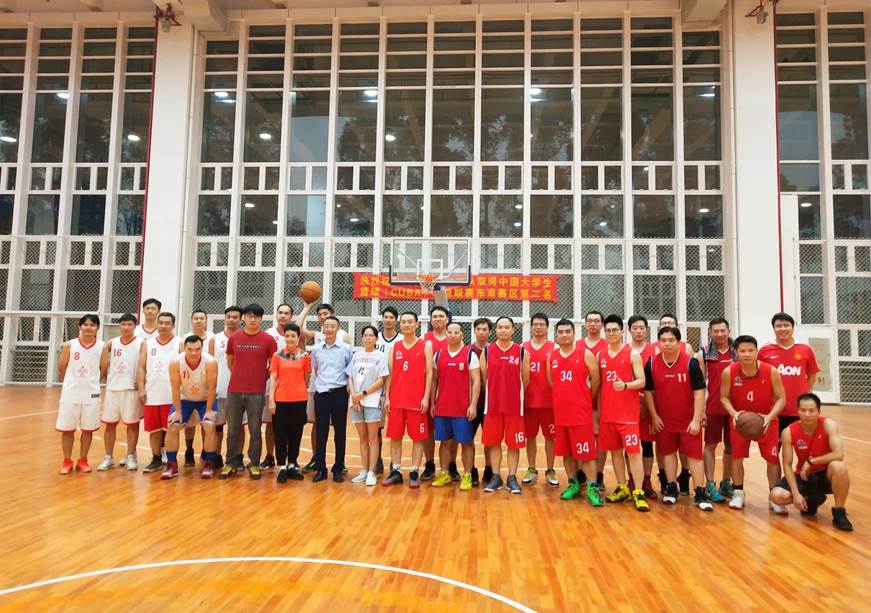 说明: D:\2019年新闻\191018 工会 太阳官网工会成功举办“顺德职院与顺德图书馆篮球友谊赛”\1、合影.jpg