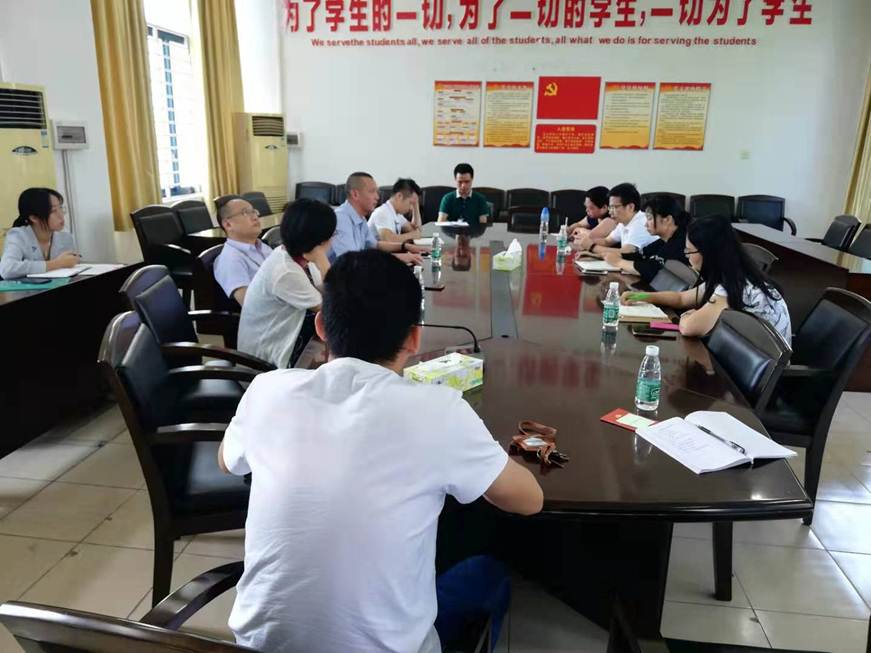 说明: D:\2019年新闻\10.18医药卫生学院召开“不忘初心,牢记使命”主题教育专题研讨会议\学习现场.jpg