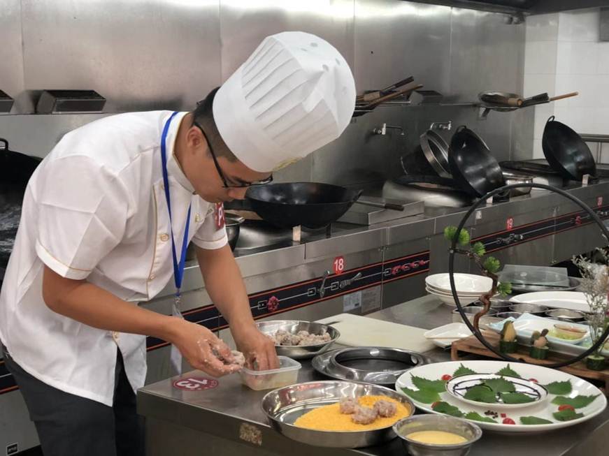 说明: D:\2019年新闻\10月26日 首届顺德青年名厨评选活动在太阳官网顺利举行\微信图片_201910290921311.jpg