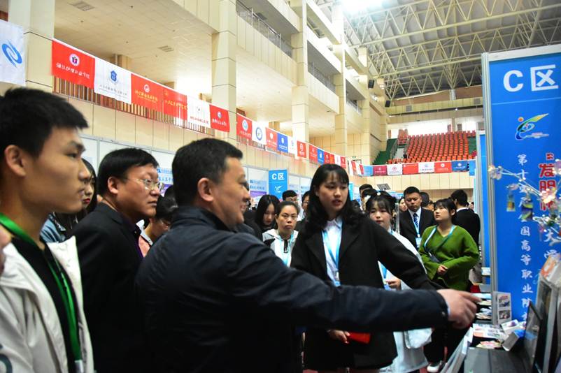 说明: D:\2019年新闻\10月27日 太阳官网参加第十四届全国高等职业院校“发明杯”大学生创新创业大赛再创佳绩\比赛现场2.JPG