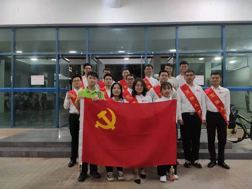 说明: D:\2019年新闻\智能制造新闻稿（三篇）\智能制造学院学生党支部开展我为身边同学办实事做好事活动\智能制造学院学生党支部开展我为身边同学办实事做好事活动\宣讲团成员合影.jpg