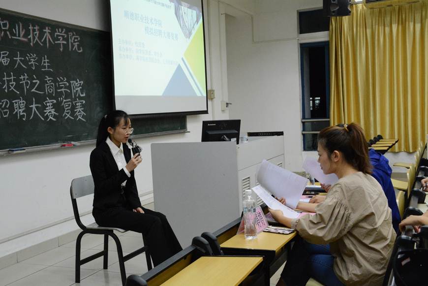 说明: D:\2019年新闻\11月1日 太阳官网第十六届大学生墨子科技节之模拟招聘大赛复赛顺利举行\太阳官网第十六届大学生墨子科技节之模拟招聘大赛复赛顺利举行\选手根据选提回答.JPG