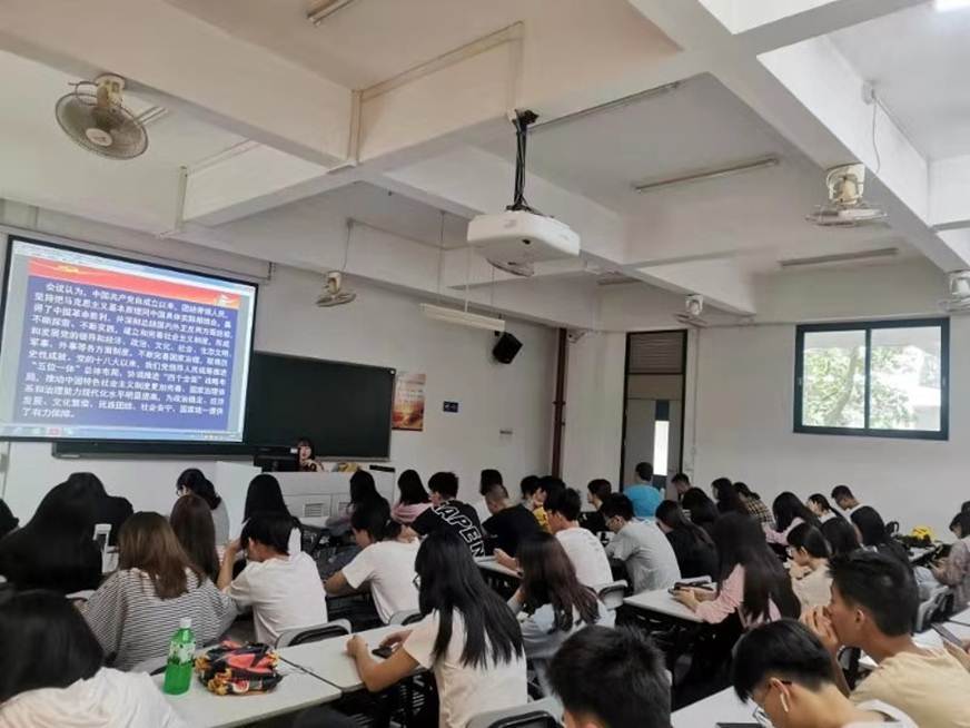 说明: D:\2019年新闻\酒店与旅游管理学院贯彻学习十九届四中全会精神\师生观看十九届四中全会视.jpg