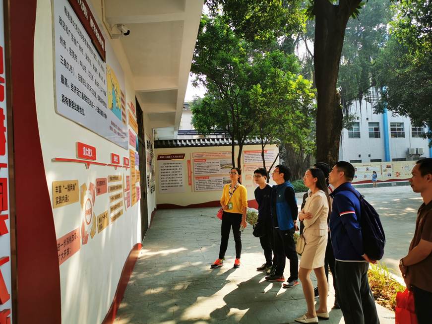 说明: D:\2019年新闻\智能制造学院各党支部纷纷开展“守初心担使命、真学习强党性”主题党日活动\黄龙村参观学习.jpg