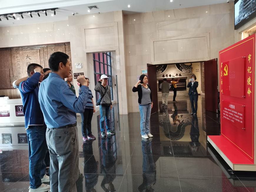 说明: D:\2019年新闻\智能制造学院各党支部纷纷开展“守初心担使命、真学习强党性”主题党日活动\重温入党誓词.jpg